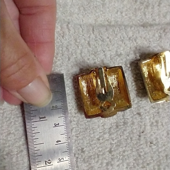 Square black gold clip earrings - Picture 2 of 3